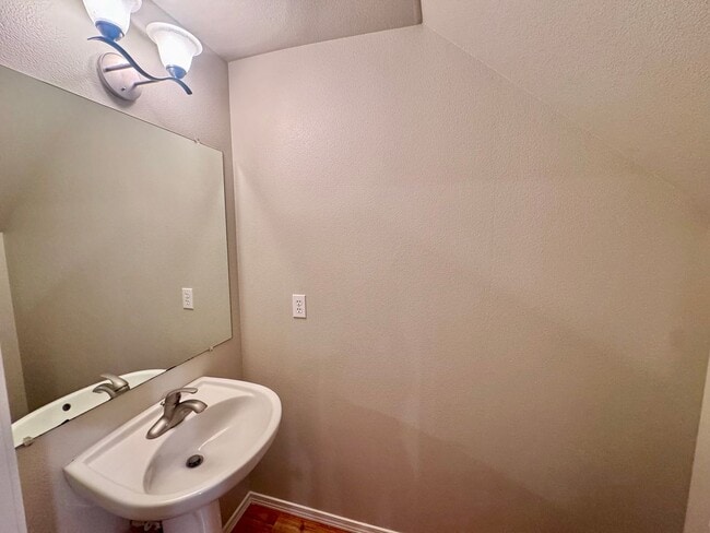 Building Photo - EZ living, Private Townhome setting Central Vancouver