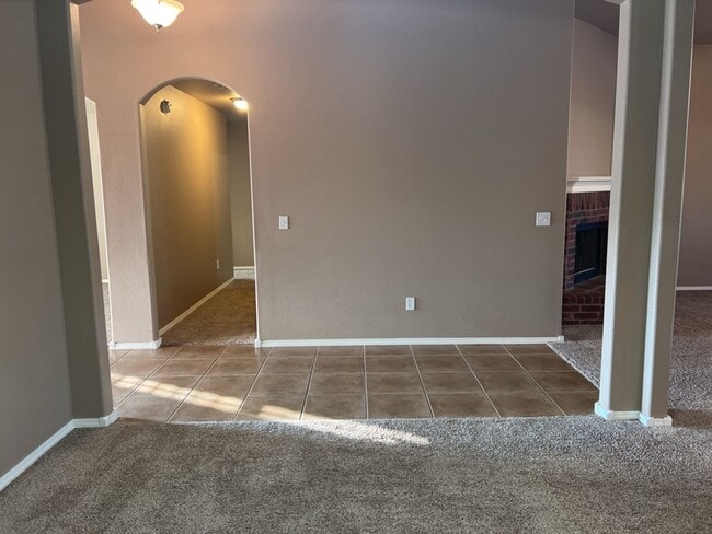 Building Photo - Welcome to this stunning 3-bedroom, 2-bathroom home located in the desirable Broken Arrow, OK.