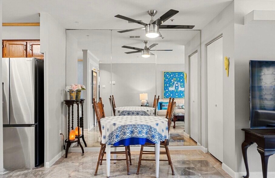 Dining area with fan and full mirror - 8707 Grasmere Ct