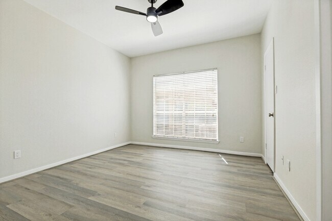 Building Photo - 2626 Holly Hall St