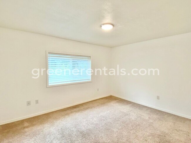Building Photo - 6733 5th Ct SE