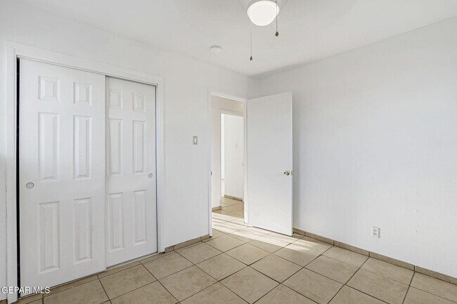 Building Photo - 10068 Oakwood Dr