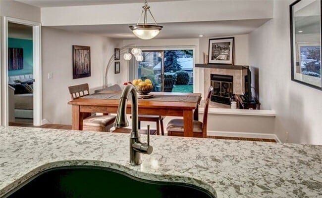 Building Photo - Beautiful Home located near Juanita Bay Water Front with 2 Bed and 2 Bath