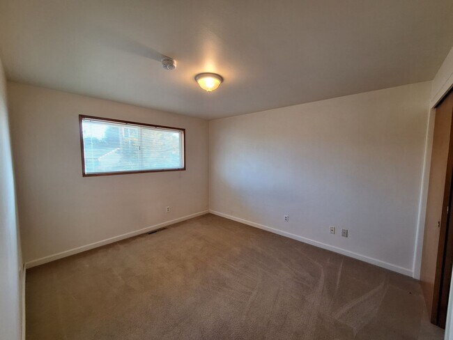 Building Photo - 5867 Madrona Dr