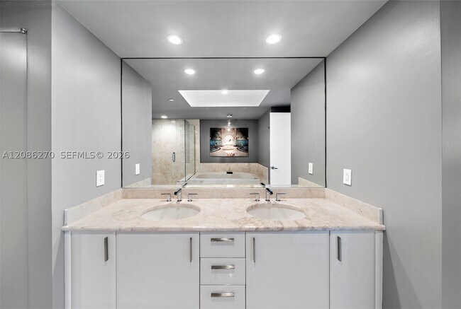 Building Photo - 1331 Brickell Bay Dr