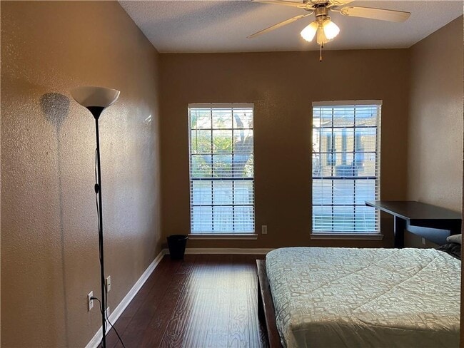 Building Photo - 712 W 21st St