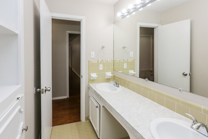 Building Photo - 1204 Manchester Dr