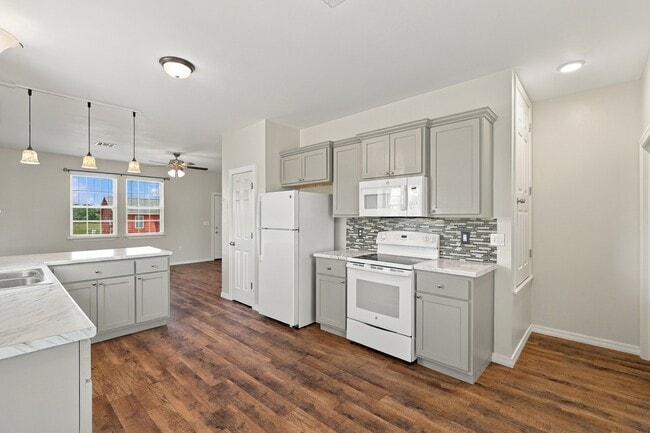 Building Photo - 6421 W 3rd St