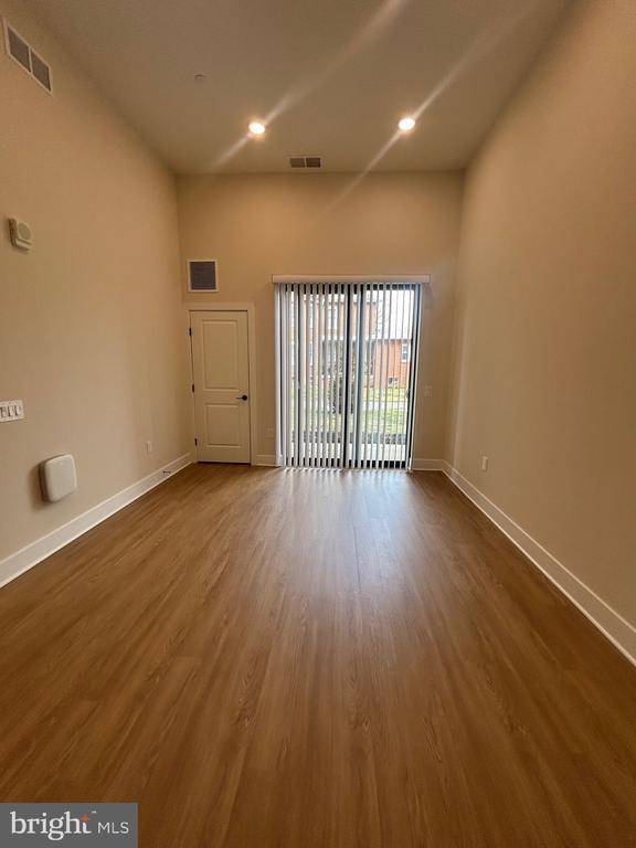 Building Photo - 624 Main St