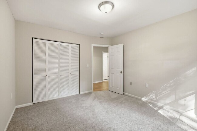 Building Photo - Modern 3BD, 2.5BA North Raleigh Townhome with Upgrades in a Prime Location Near Top Shopping, Din...