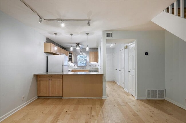 Building Photo - 5330 Balcones Dr