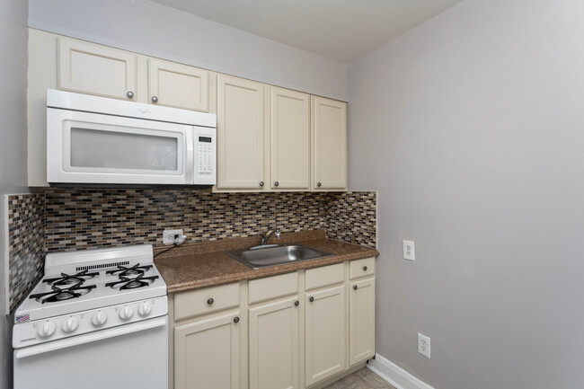 Kitchen - 1304 Dartmouth Ave