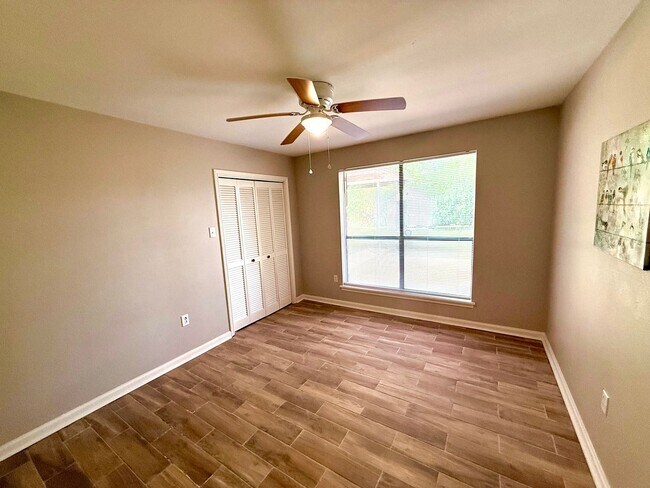 Building Photo - Stylish, Spacious & In a Prime Baton Rouge...