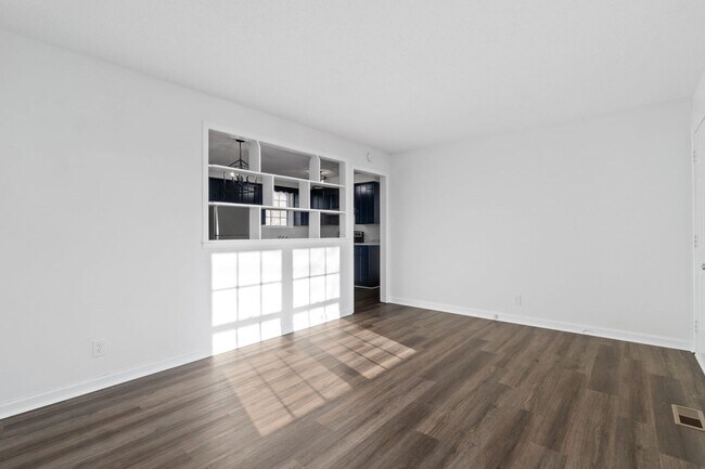Building Photo - 3 Bedroom Dog Friendly Home For Rent!