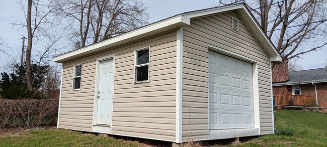 Building Photo - Christiansburg, 3 BR / 2.5 BA, Available Now
