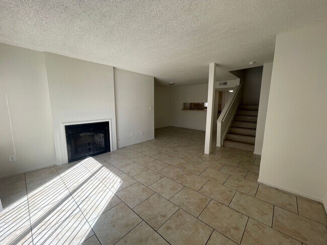 Building Photo - 1221 N Peach Ave
