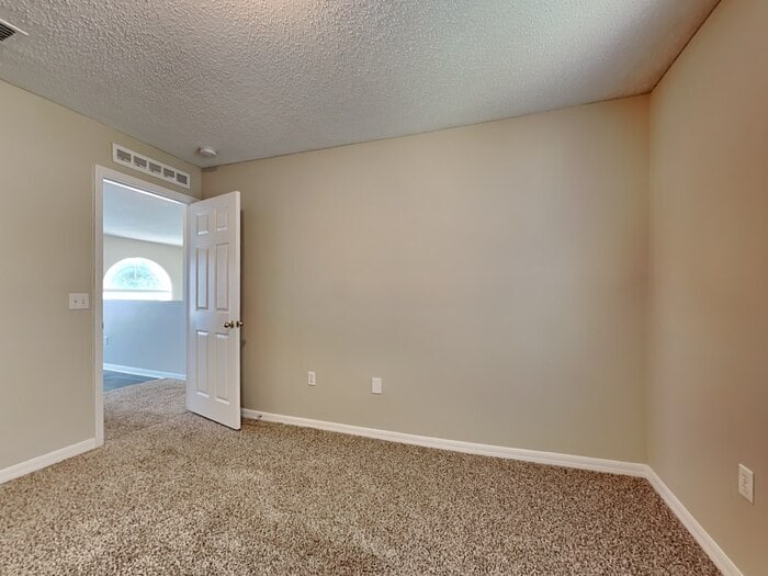 Building Photo - 8799 Oxfordshire Ave E