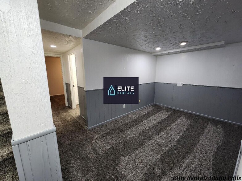 Building Photo - 1528 Falcon Dr