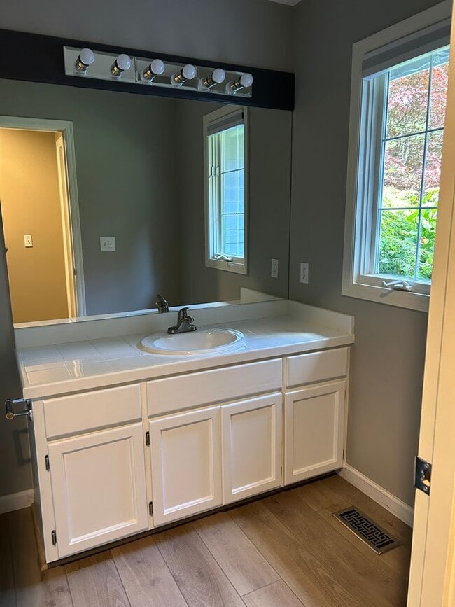 Building Photo - 3bd/2.5ba Redmond Home