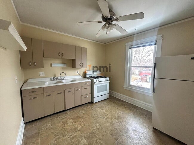 Building Photo - 207 Monroe St