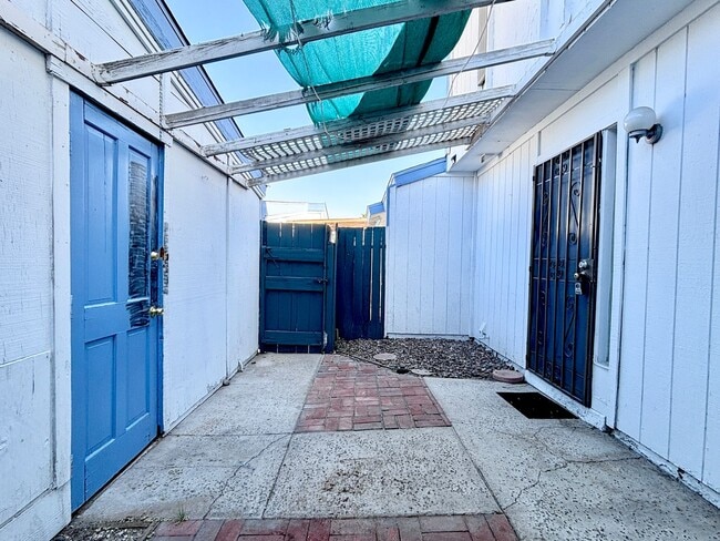 Building Photo - Loft-Style Townhouse for Rent!