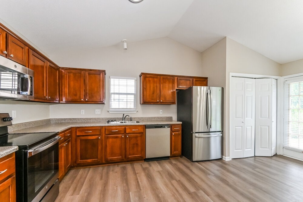 Building Photo - 1540 Madison Cove W