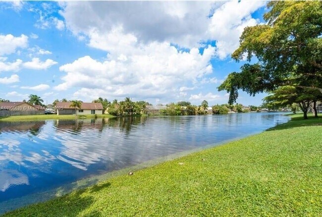 Building Photo - 9995 Nob Hill Ln