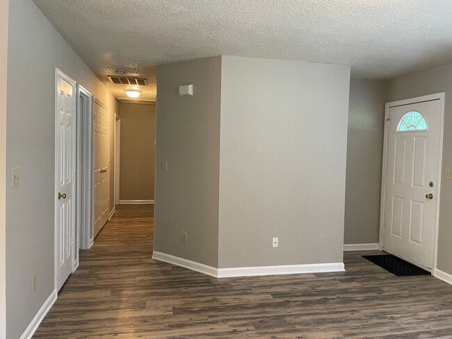 Building Photo - SW Updated Home - Wood Laminate Flooring, Front Porch & Deck!