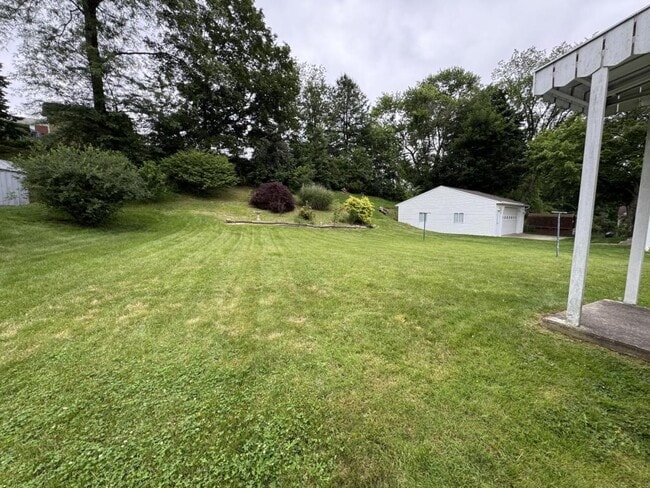 Building Photo - 111 Treeview Dr