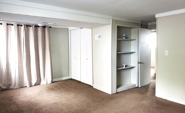 Building Photo - Large 4 bed / 2 bath house for rent