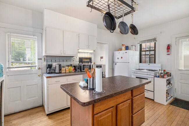 Building Photo - 415 N Thayer St