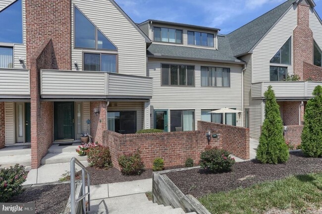 Building Photo - 1 br, 1 bath Condo - 804 Cherrington Dr