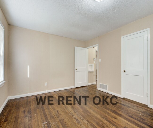 Building Photo - 207 E Marshall Dr