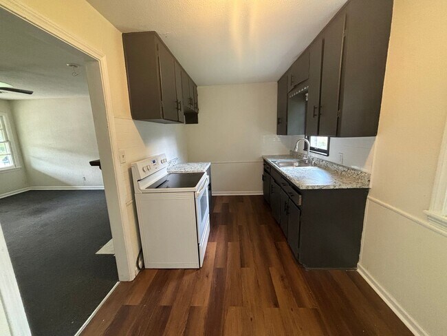 Building Photo - 2 Bedroom, 1 Bathroom Home with Spacious Family Room & Fenced Backyard