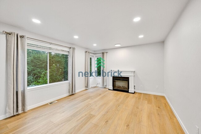 Building Photo - 3 BED & 2.5 BATH FOR RENT