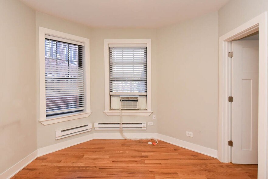 Building Photo - 4418 N Wolcott Ave