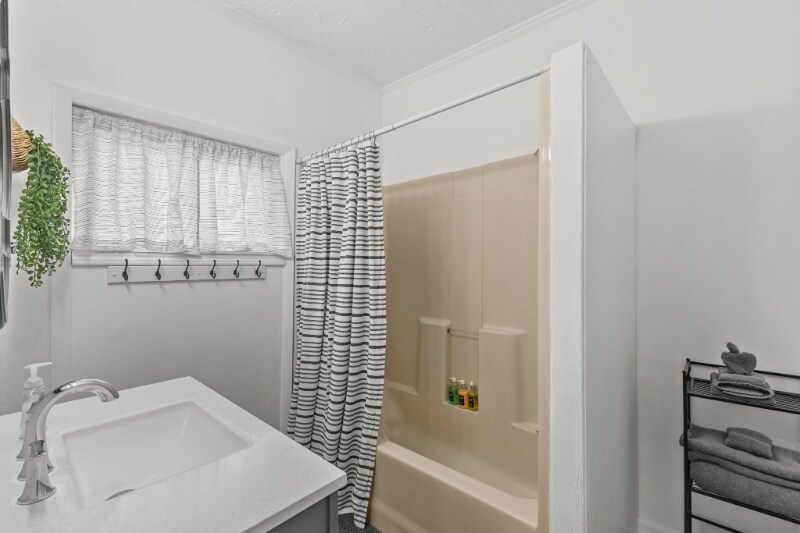 Building Photo - 131 W Noble St