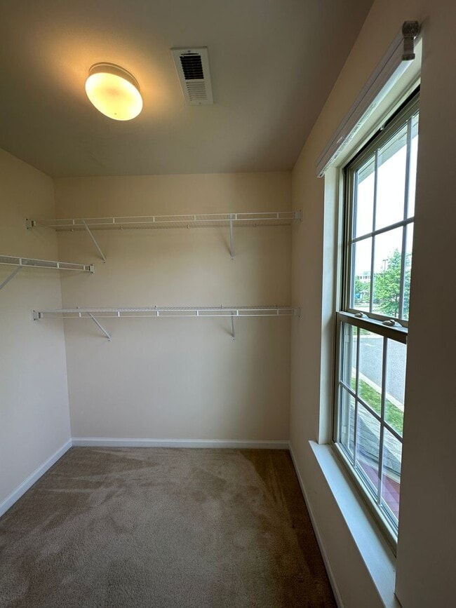 Building Photo - Townhome in Edison Square
