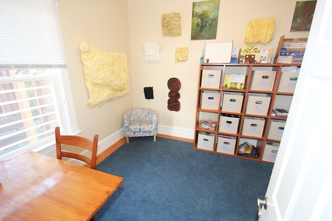 Building Photo - NICELY MAINTAINED 4 BED QUEENE ANNE HOME FOR RENT W GARAGE!