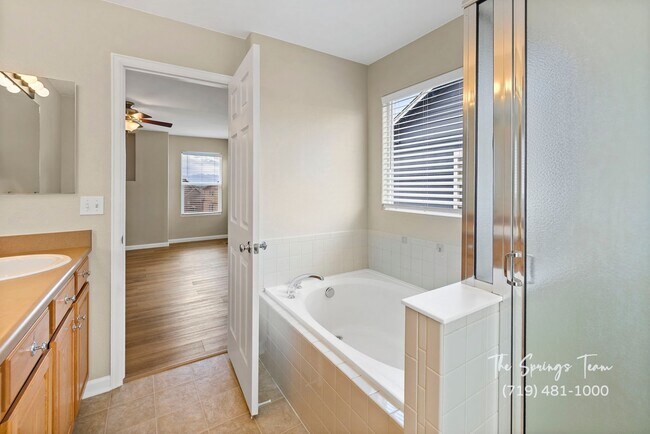 Building Photo - CHARMING, RECENTLY REMODELED 3BD HOME w/ E...