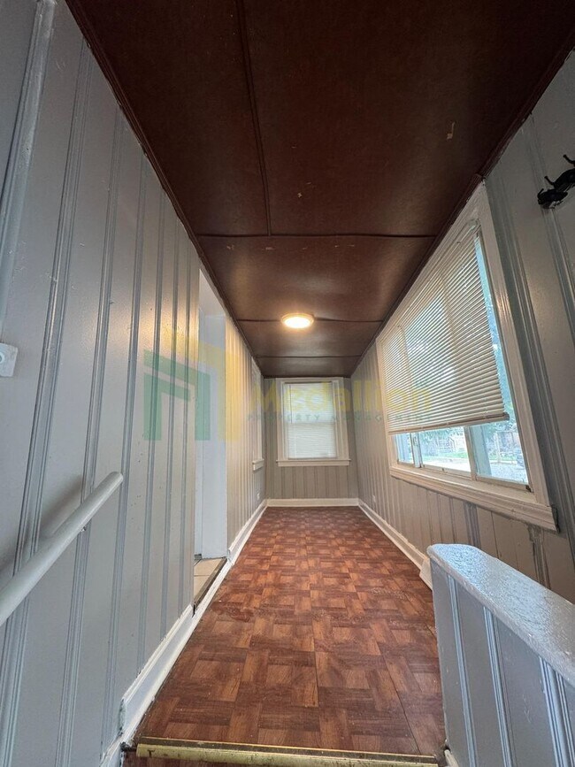 Building Photo - Stylish 4BR/2BA Home with Modern Updates & Finished Basement ( Near 124TH & LaSalle)