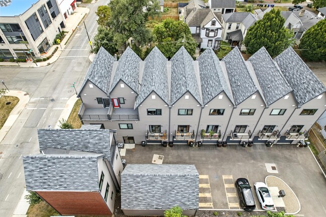 Building Photo - 1106 Oak St