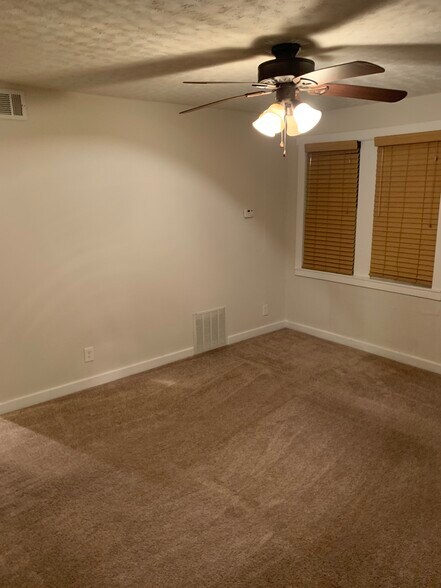 Building Photo - 279 Oak Dr