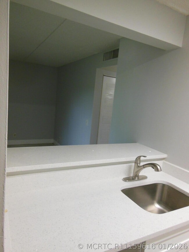 Building Photo - 709 Meadows Cir