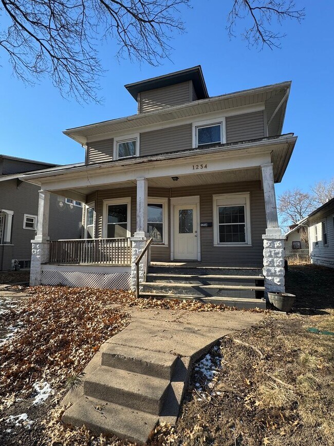 Building Photo - 3 bedroom 1 bath house in Rock Island