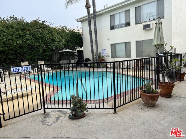 Building Photo - 18600 Burbank Blvd