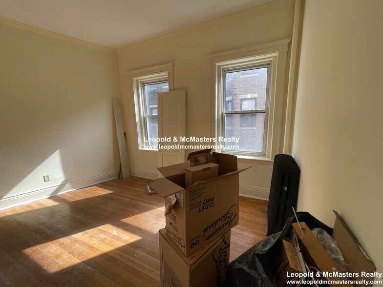 Building Photo - 112 Queensberry St