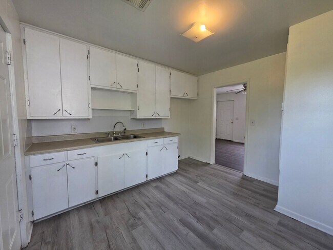 Building Photo - 3 Bed 1 Bath Home in Shawnee!