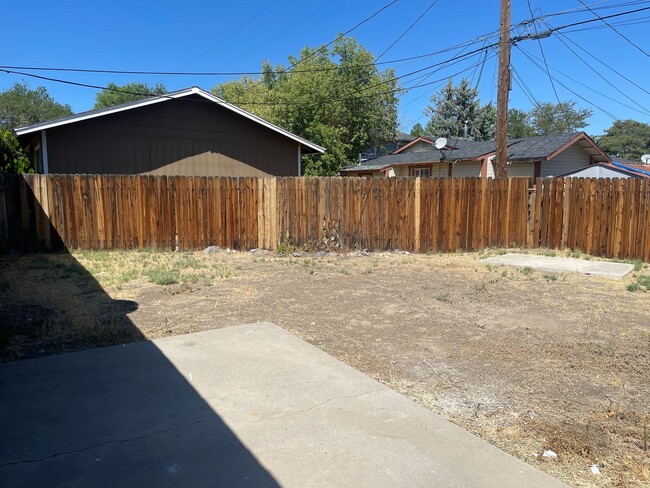 Building Photo - 1 bedroom detached home with yard