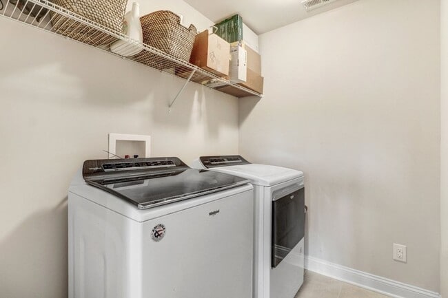 Building Photo - STUNNING & SPACIOUS 4 BR | 2.5 BA 2-Story *Pikeville School District*